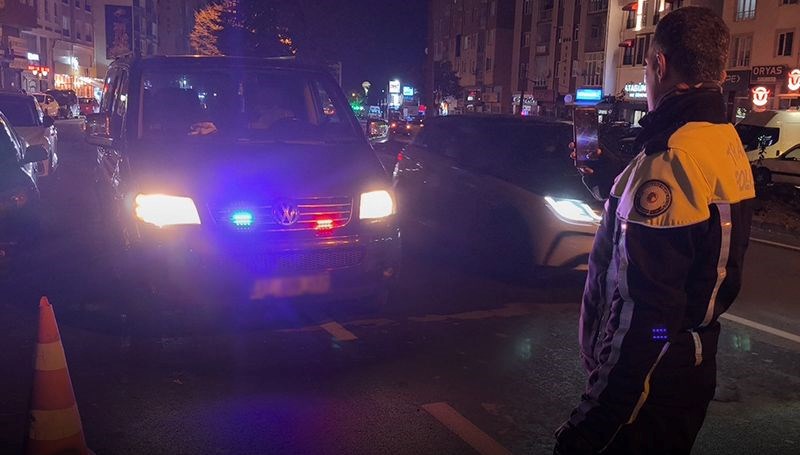 Sahte çakarlı araçla karakola gitti