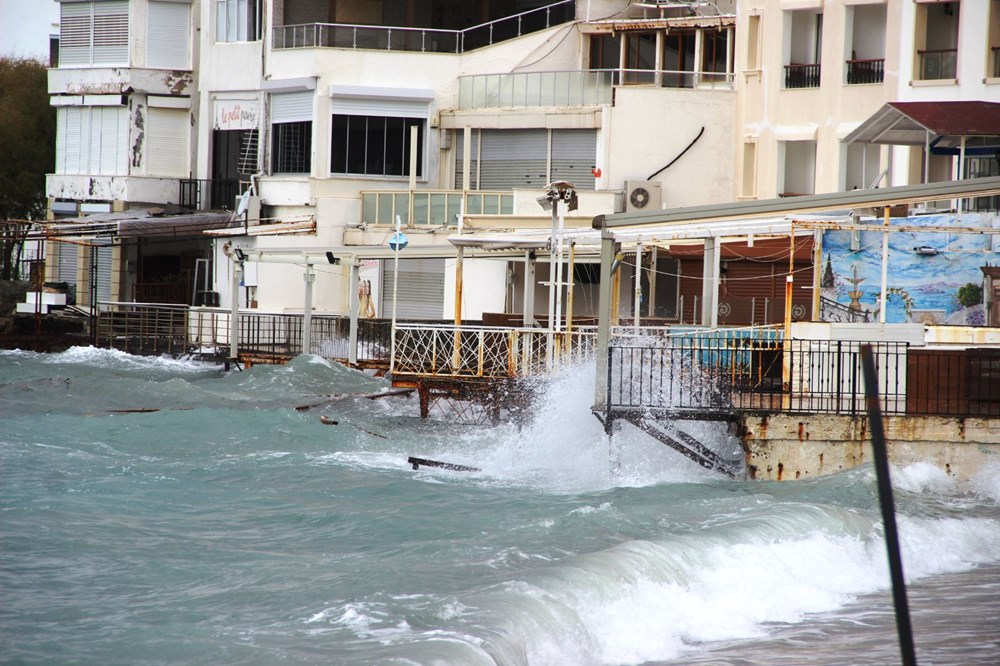 Bodrum'da fırtına milyonluk yatı batırdı - 1