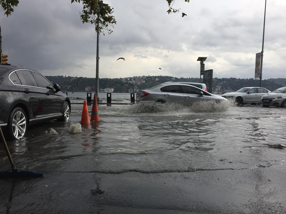 İstanbul'da yağış nedeniyle yol çöktü (Rögar kapağına çarpan aracın hava yastıkları açıldı) - 5