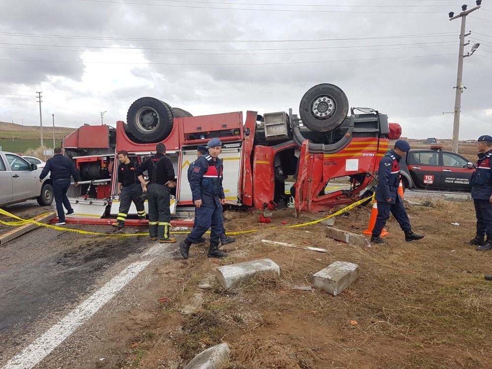Kaza yapan 2 tur midibüsüne yardıma giden itfaiye aracı da devrildi: 1 ölü 47 yaralı - 8