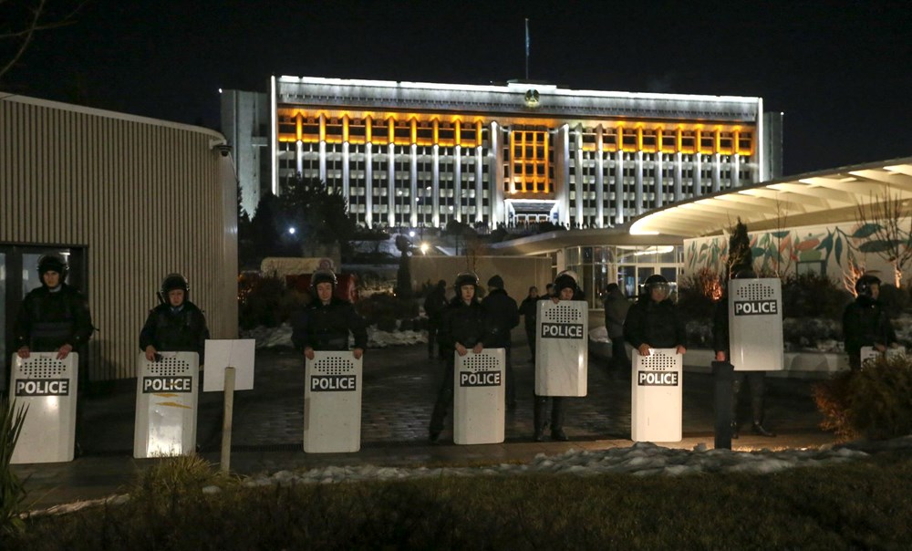 Kazakistan’ın Almatı şehrinde protestocular Valilik binasına girdi, başkentte OHAL ilan edildi - 35