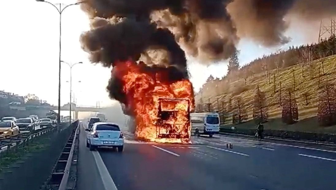 İstanbul'un korku dolu anlar! Seyir halindeki otobüs alev topuna döndü