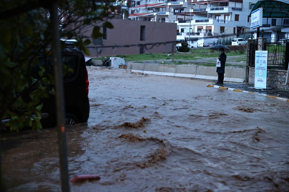 İzmir'i sel vurdu: 2 can kaybı - 15