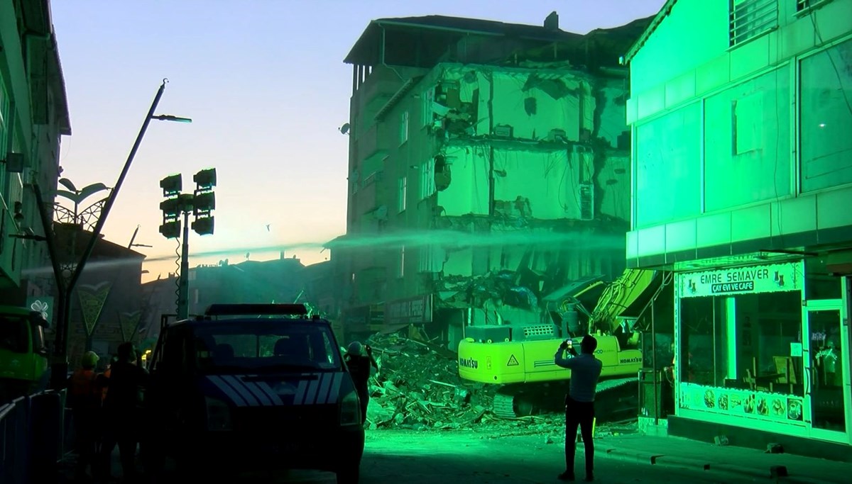 Pendik'te İETT otobüsün çarptığı binanın yıkımına ara verildi