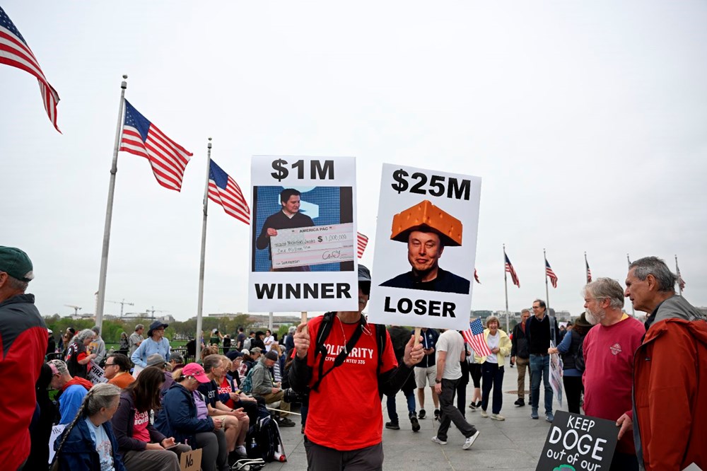 ABD’de on binlerce kişi Trump ve Musk’ı protesto etti - 7