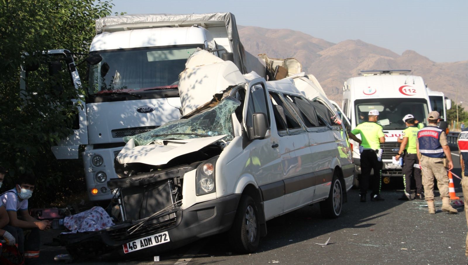 Elazığ'da düğün yolunda feci kaza: 3 ölü, 10 yaralı | NTV