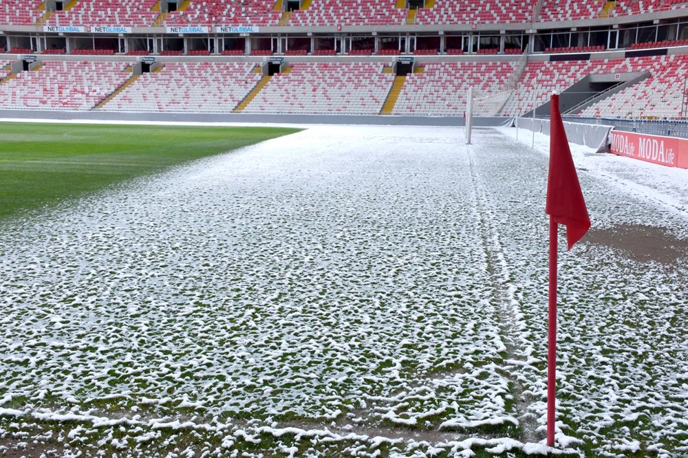 Sivasspor-Fenerbahçe maçı öncesi stadyum tabanı kısmen karla kaplandı 74 nSFKSttfKE2cVHgRpHlSuQ
