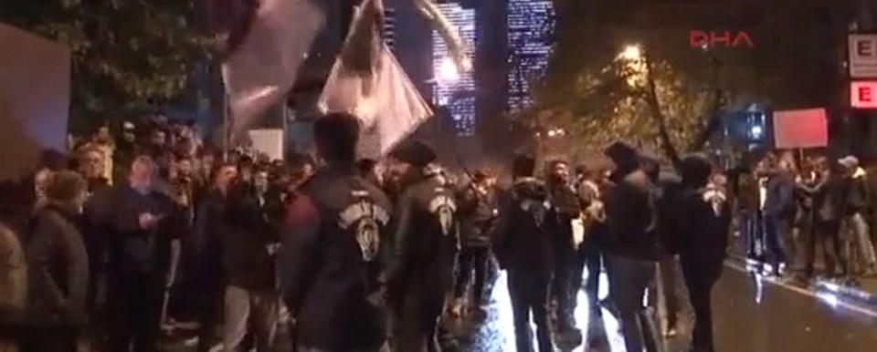 Beyaz TV önünde Rasim Ozan Kütahyalı protestosu (Beyaz Futbol'daki sözlere Boşnaklardan tepki) - 1