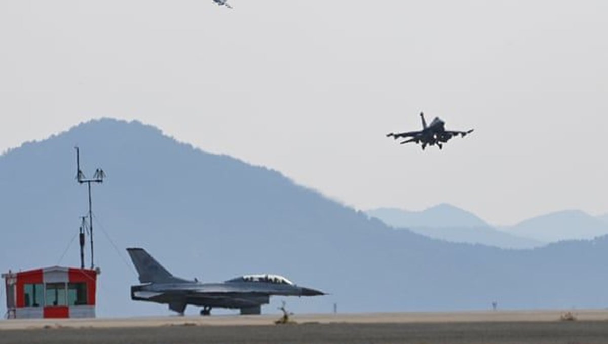 Güney Kore'de askeri tatbikat sırasında savaş uçağı yanlışlıkla köyü bombaladı: 7 kişi yaralandı Güney Kore'de askeri tatbikat sırasında savaş uçağı yanlışlıkla köyü bombaladı: 7 kişi yaralandı
