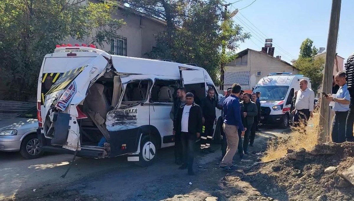 Muş'ta yolcu treni, öğrenci servisine çarptı