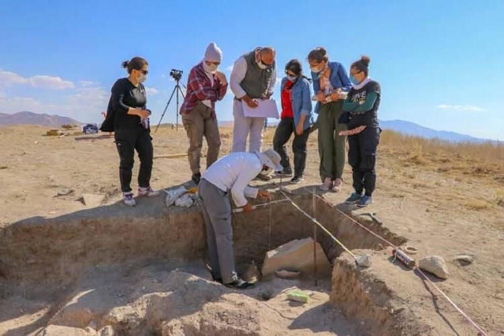 Takılarıyla gömülmüş Urartulu kadın mezarı ortaya çıkarıldı - 2