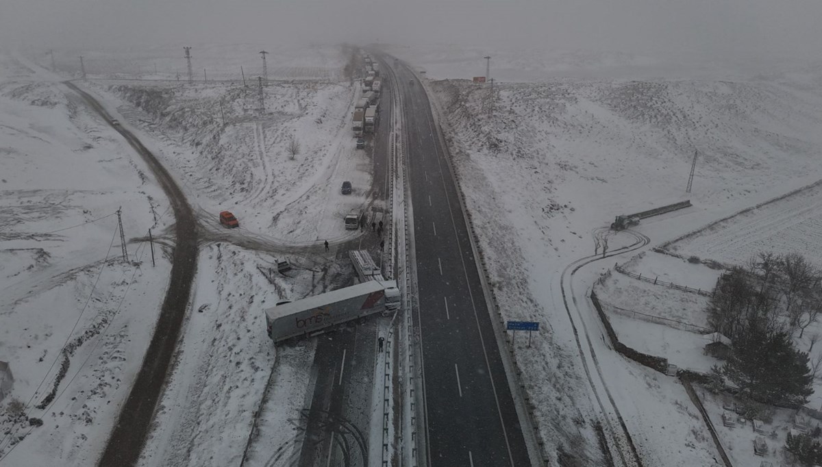 Sivas’ta yoğun kar yağışı zincirleme trafik kazasına yol açtı