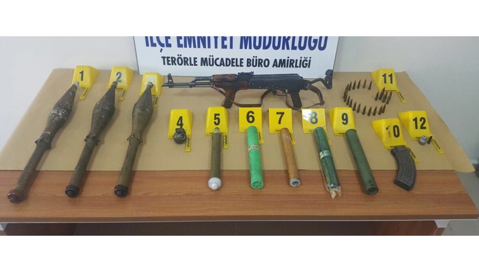Terk edilmiş araçtan cephanelik çıktı