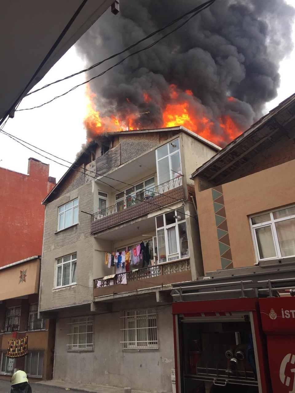 İstanbul Üsküdar'da bir binanın çatısında yangın - 1