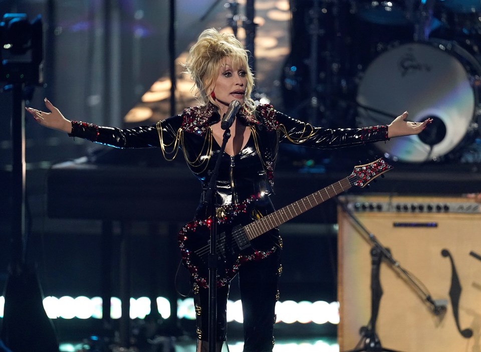 Jeff Bezos'tan şarkıcı Dolly Parton'a 100 milyon dolar - 1