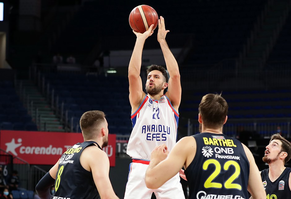 Olaylı maçta kazanan Anadolu Efes