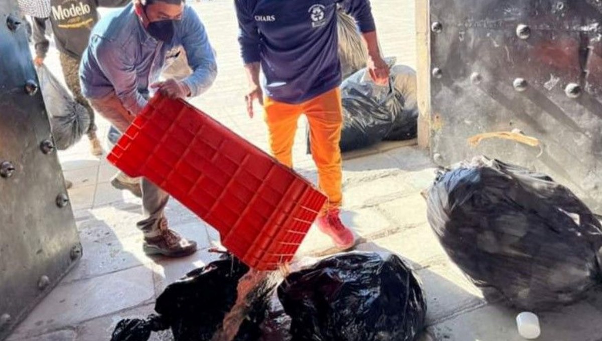 Meksika’da yerel yönetimi protesto eden temizlik işçileri, belediye binasının içini ve dışını çöple doldurdu.