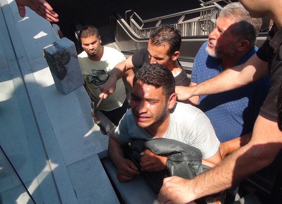 Taksim'de yürüyen merdiven ile duvar arasına kolu sıkıştı - 1