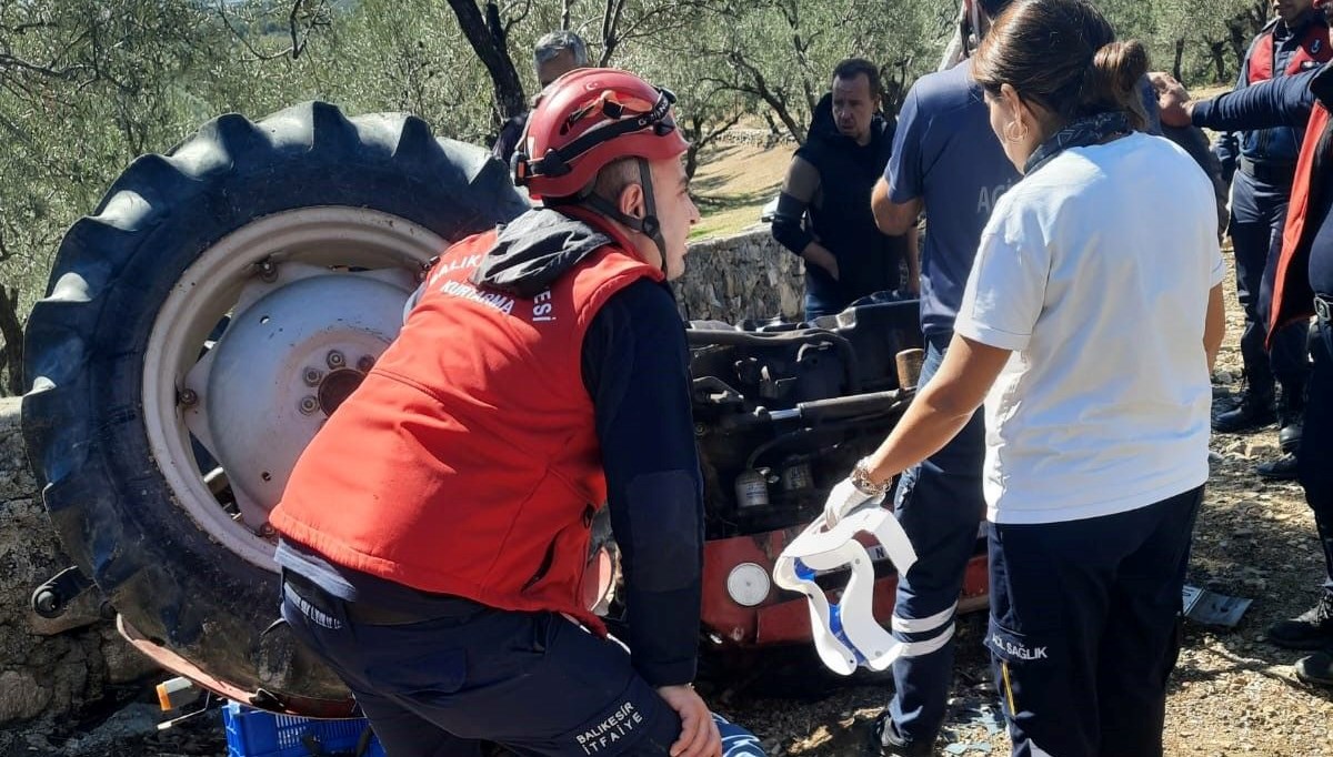 Balıkesir'de traktör devrildi, sürücü yaralandı
