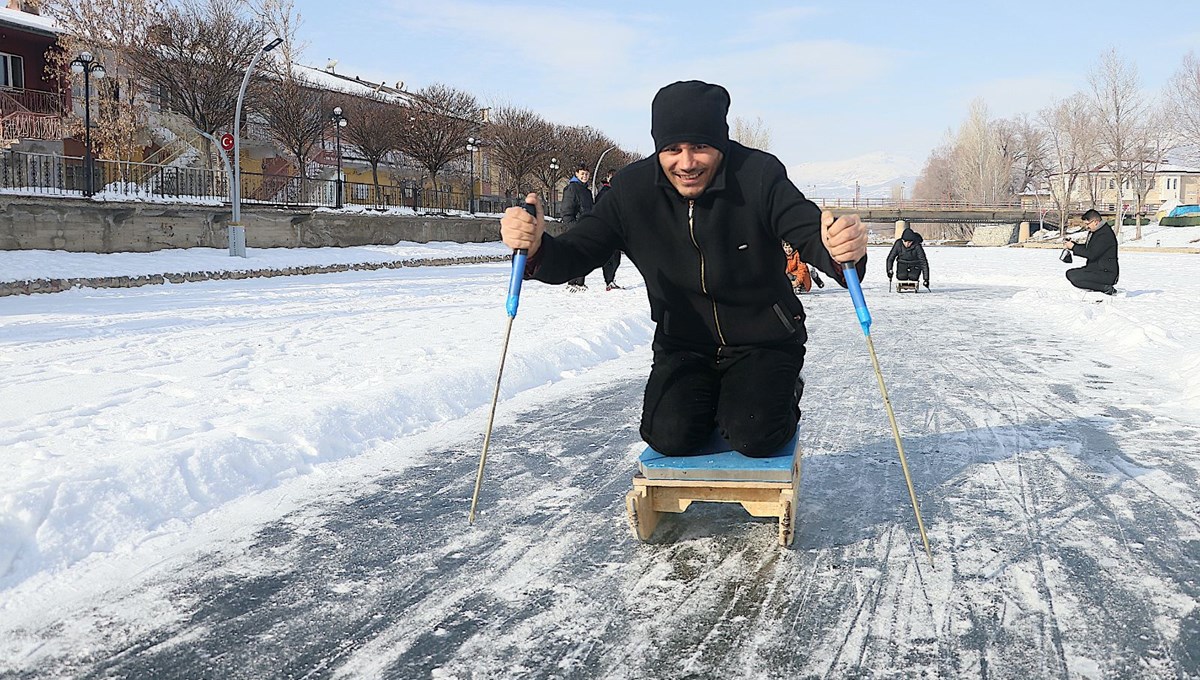 Buz tutan Çoruh Nehri'nde kızak keyfi