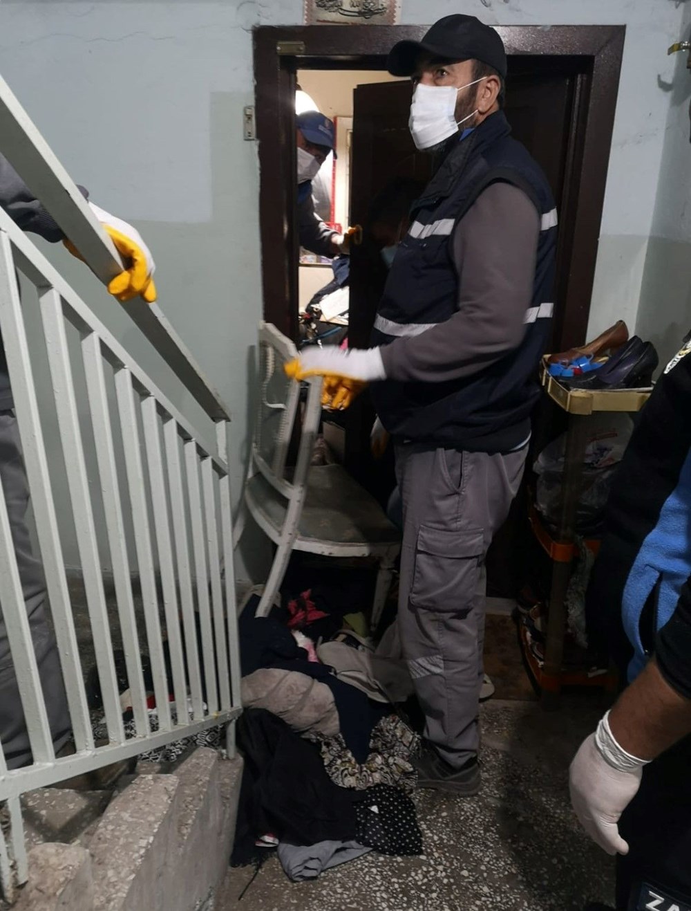 Ağır koku gelen evden 12 ton çöp çıktı - 3