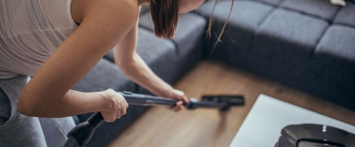 “Ev tozu alerjisinden korunmak için haftada 3 kez evinizi süpürün