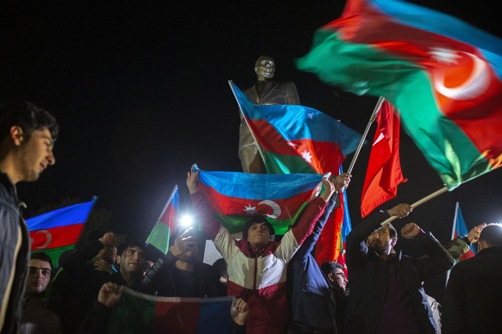 Azerbaycanlılar, Dağlık Karabağ'da varılan anlaşmayı coşkuyla kutluyor - 3