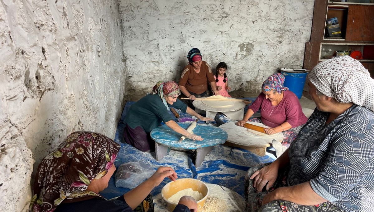 Kars'ta köylü kadınlar imece usulü erişte kesiyor
