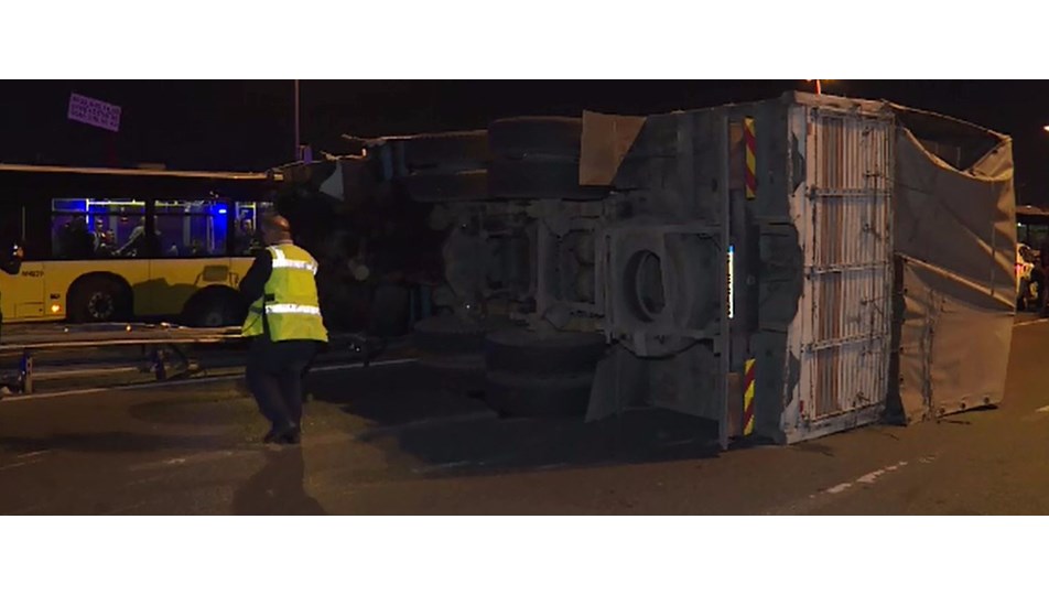 Son dakika haberi... TIR metrobüs yoluna girdi: 3 yaralı