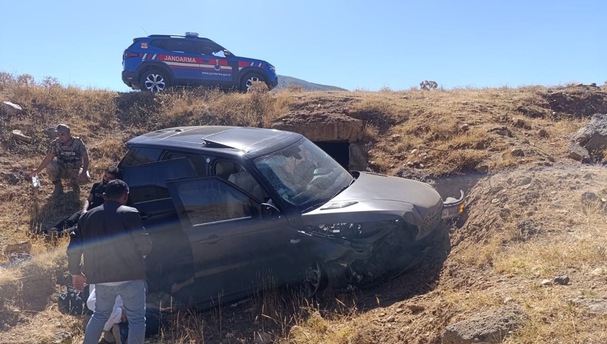 Muş'ta takla atan araç şarampole uçtu: 3 yaralı