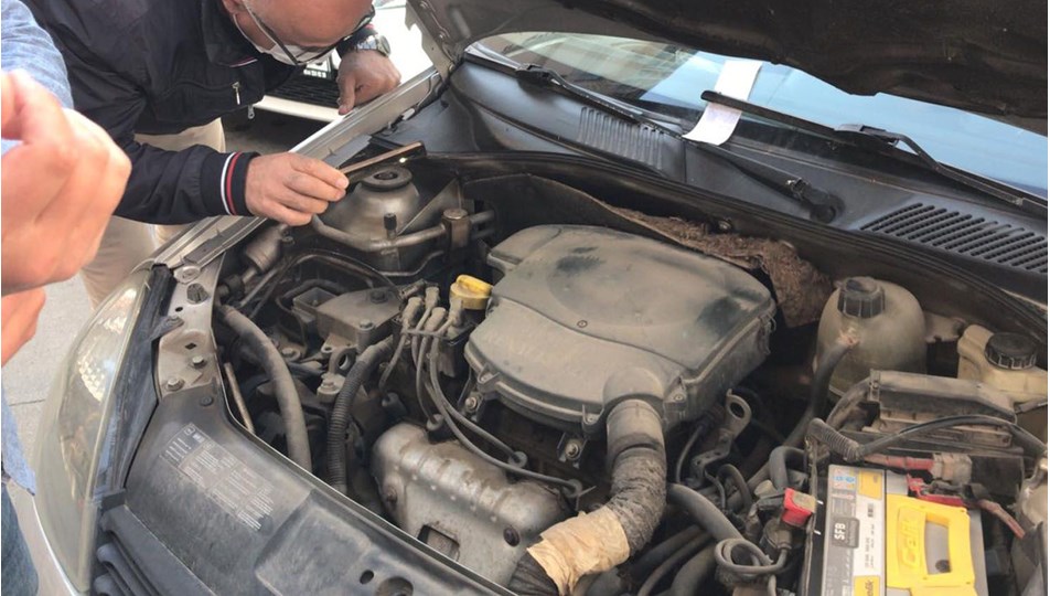 Otomobil motoruna giren kediye köpek sesi dinlettiler, başka aracın