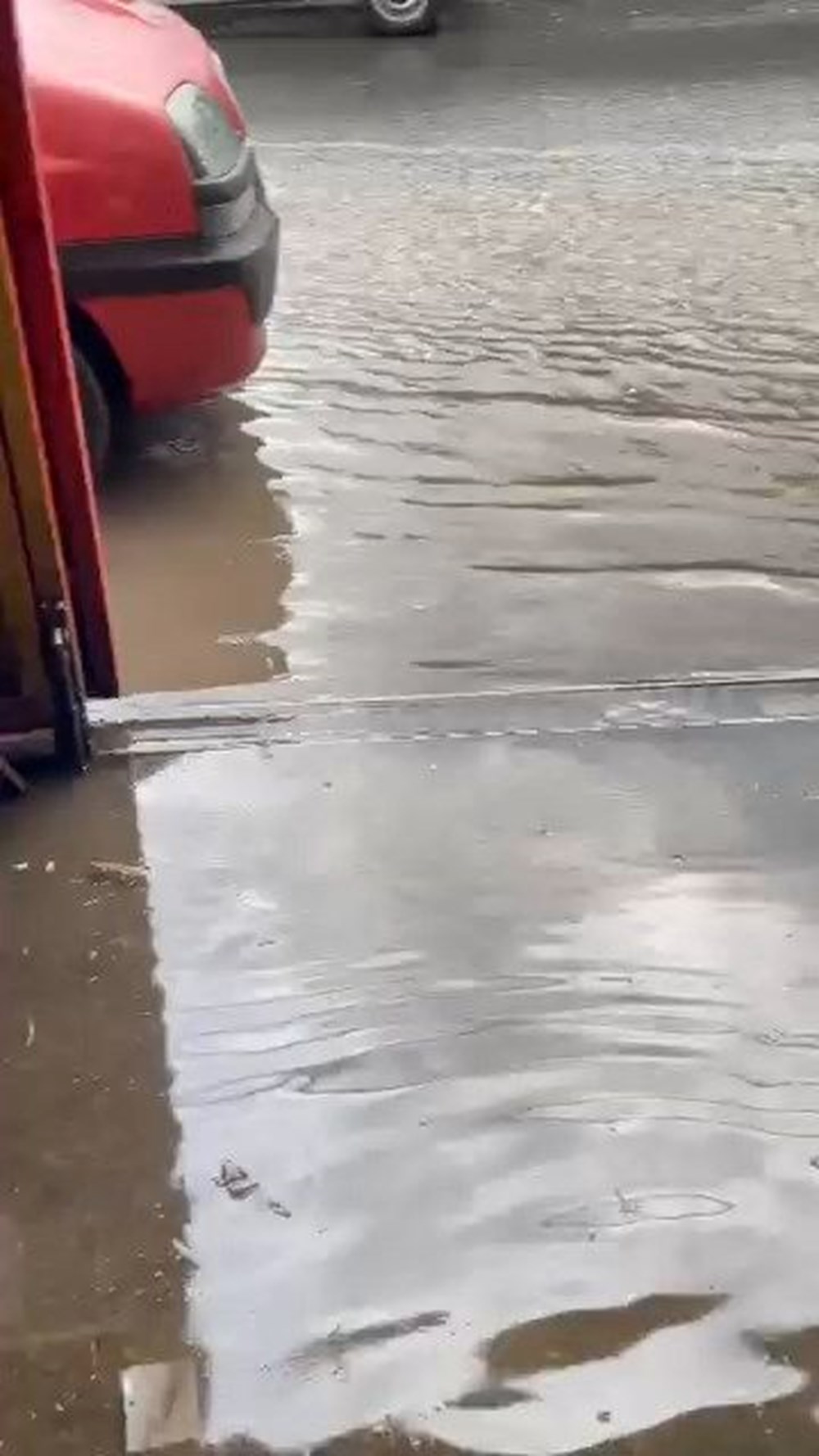 İstanbul'un Anadolu Yakası'nı sağanak vurdu: Yollar göle döndü, İETT otobüsünü su bastı - 1