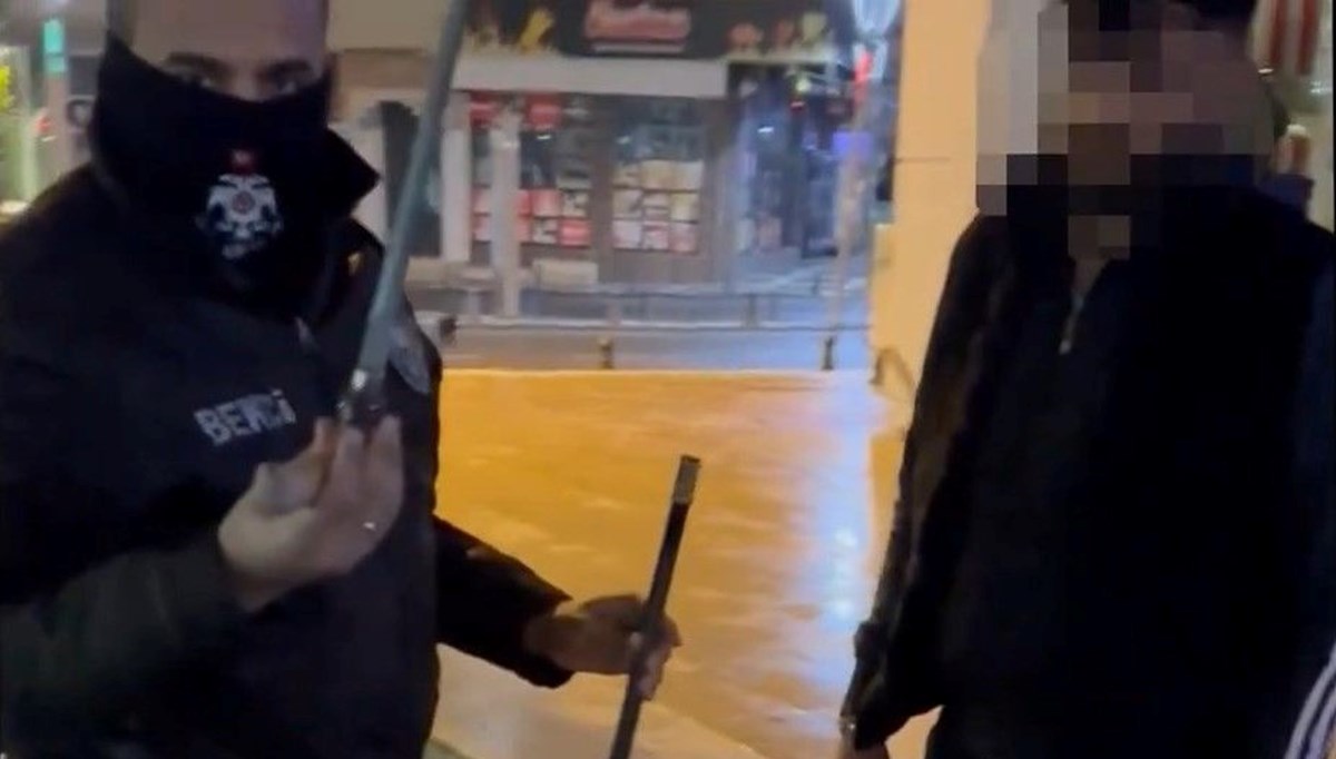 Cinsel istismar suçundan aranıyordu, baston görünümlü bıçakla yakalandı Cinsel istismar suçundan aranıyordu, baston görünümlü bıçakla yakalandı