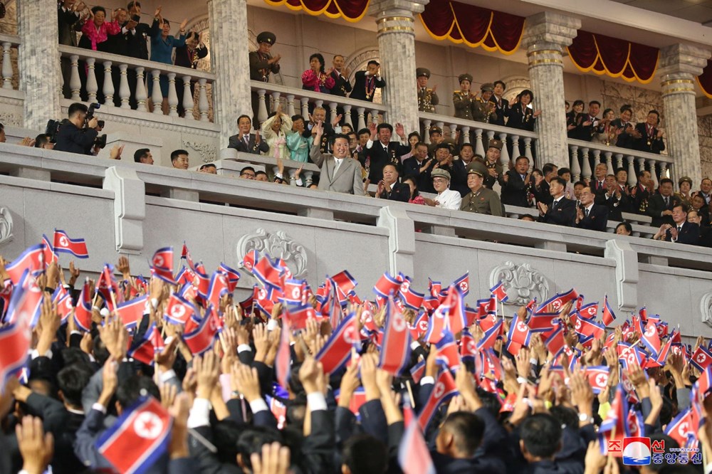 Kuzey Kore'nin askeri geçit töreninde koruyucu kıyafet kullanıldı - 12