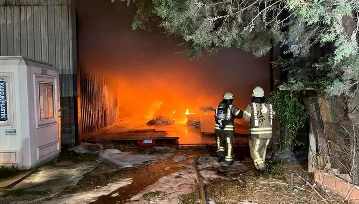 Çatalca'da fabrikanın deposu yandı Çatalca'da fabrikanın deposu yandı