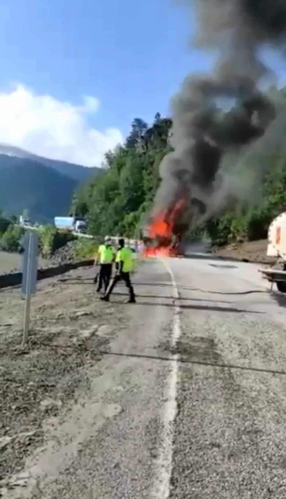 Kastamonu Bozkurt'a yardım malzemesi taşınan TIR'da yangın çıktı - 2