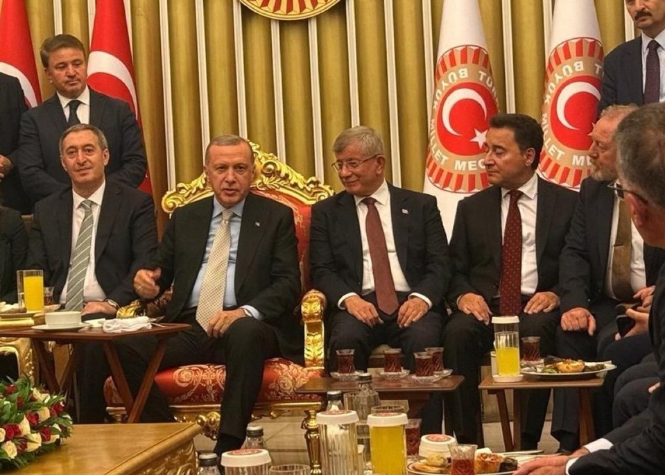 Cumhurbaşkanı Erdoğan, resepsiyonda farklı siyasi partilerin liderleriyle bir araya gelip sohbet etmişti.