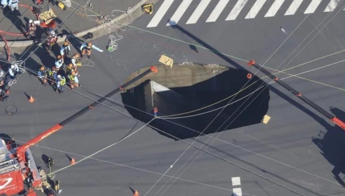 Japonya’da yol çöktü, devasa bir çukur oluştu