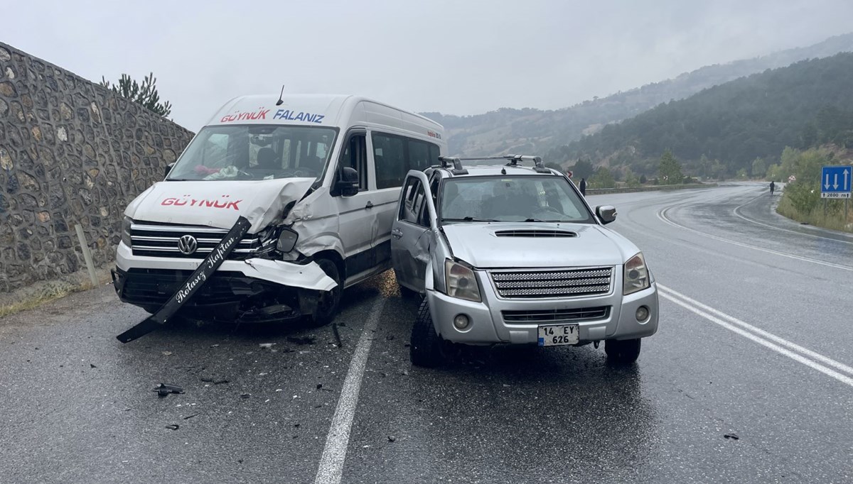 Bolu'da kazada yaralananlara yardım için duran otomobile kamyon çarptı Bolu'da kazada yaralananlara yardım için duran otomobile kamyon çarptı