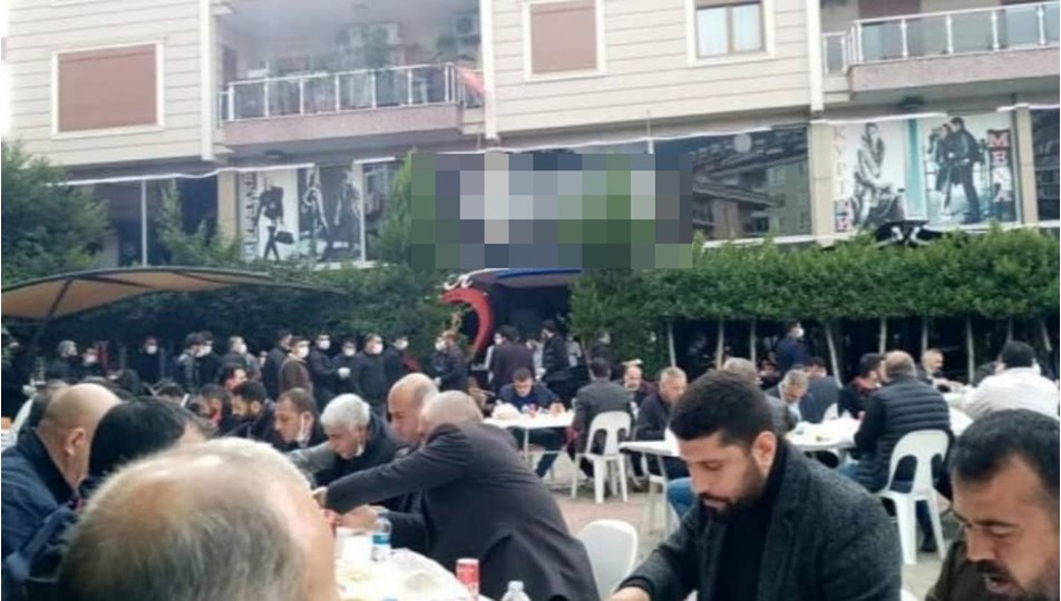 Corona virüsten babasını yitiren kişi corona önlemsiz mevlit okuttu