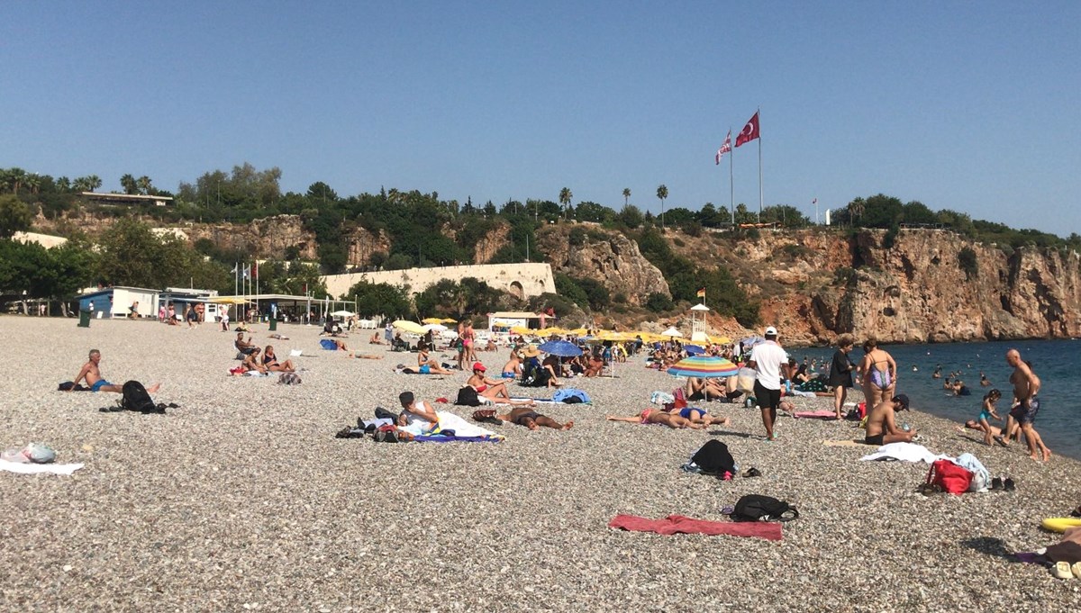 Antalya’da yaz bitmedi (Konyaaltı Sahili’nde yoğunluk yaşanıyor) Antalya’da yaz bitmedi (Konyaaltı Sahili’nde yoğunluk yaşanıyor)