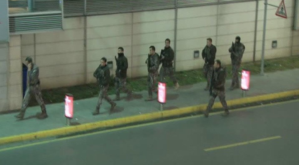 Atatürk Havalimanı'nda dur ihtarına uymayan iki şüpheli yakalandı - 1
