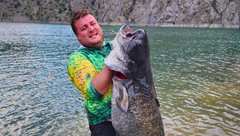 Amatör balıkçılar baraj gölünde yakaladı: 100 kilo ağırlığında