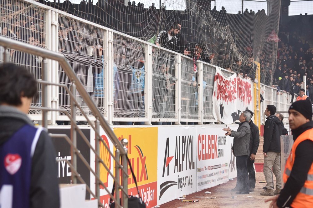 Batman Petrolspor-Şanlıurfaspor maçı saha olayları nedeniyle tatil edildi - 9