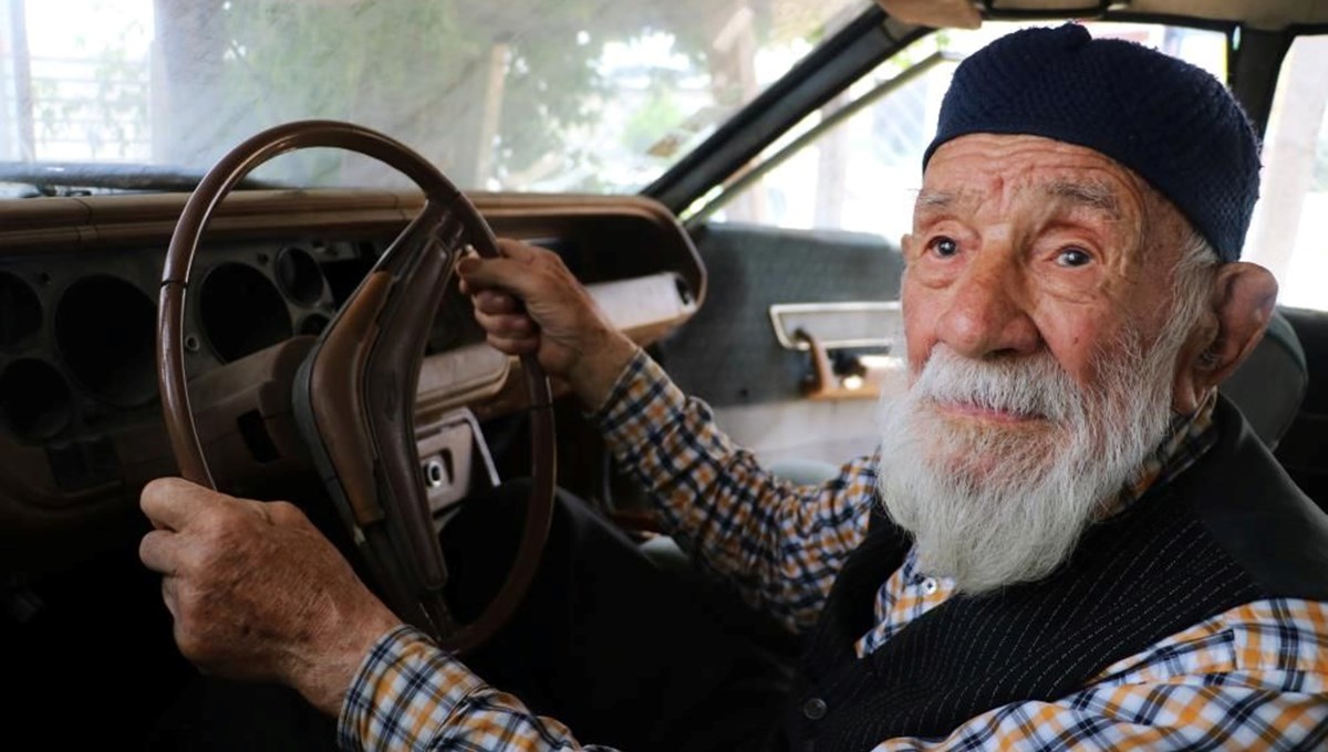 48 yıl önce satın aldı, binlerce kilometre yol yaptı | 98 yaşındaki adamın vasiyeti: “Cenazemi bu araçla taşıyın” 48 yıl önce satın aldı, binlerce kilometre yol yaptı | 98 yaşındaki adamın vasiyeti: “Cenazemi bu araçla taşıyın”