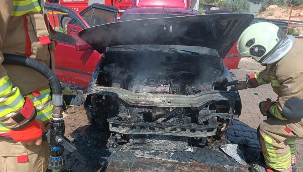 Hatay'da otomobil alev alev yandı