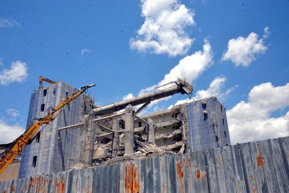 Dünyanın en saçma binasının enkazı da dert oldu - 10