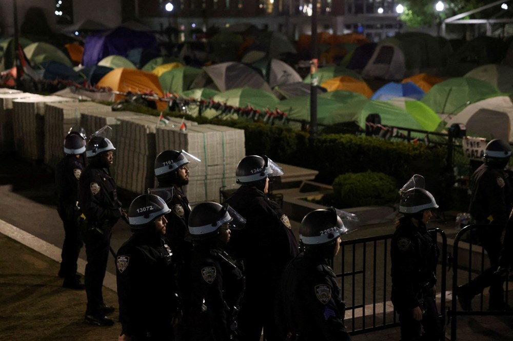 ABD öğrenci protestoları: Üniversitesi binasını işgal eden öğrencilere polis müdahalesi - 8