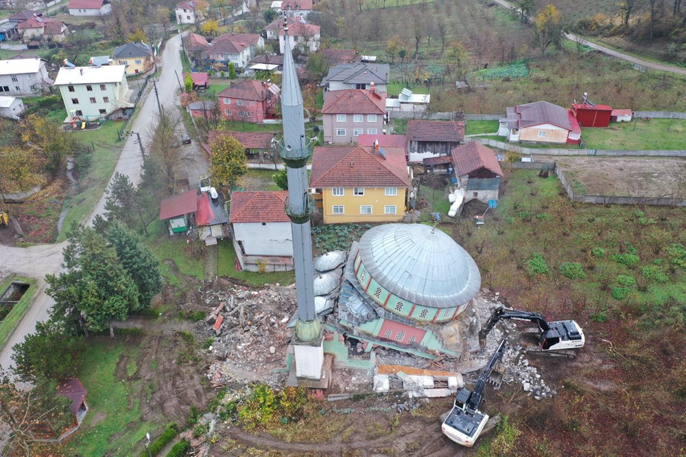 Düzce'de depremde hasar gören Sarıdere Köyü Camisi yıkılıyor - 5