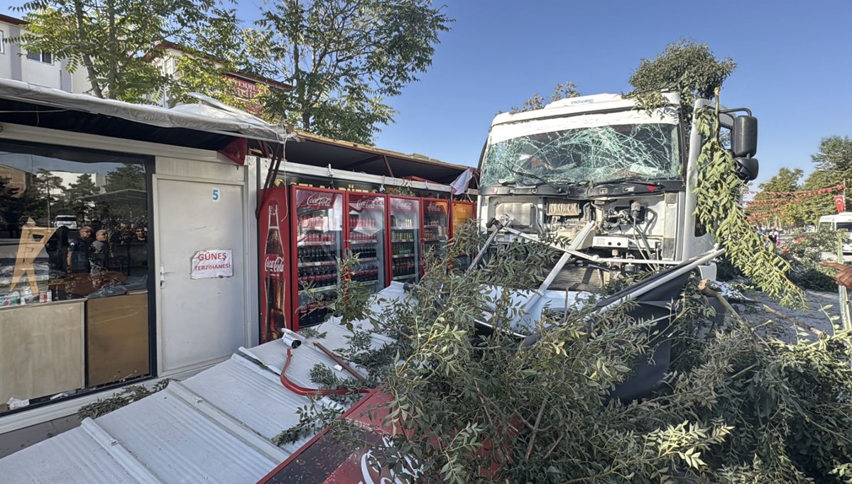 Kamyon 7 konteyner iş yerine çarptı